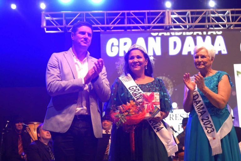 El alcalde junto a la nueva Gran Dama y su antecesora2