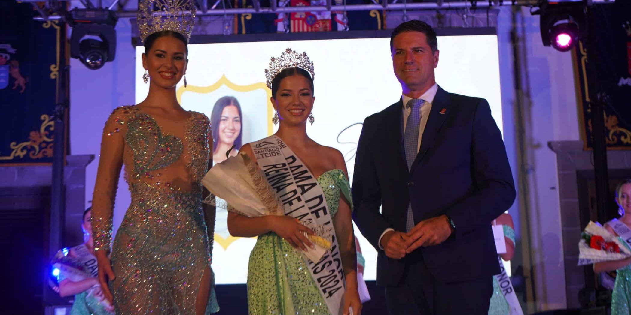 El alcalde junto a la nueva reina y su antecesora