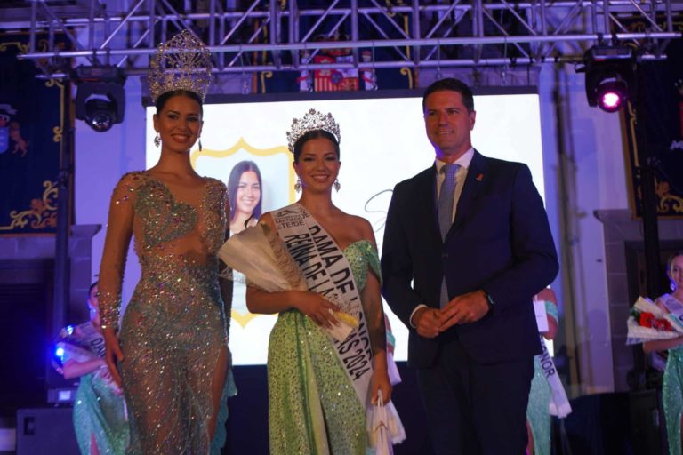 El alcalde junto a la nueva reina y su antecesora
