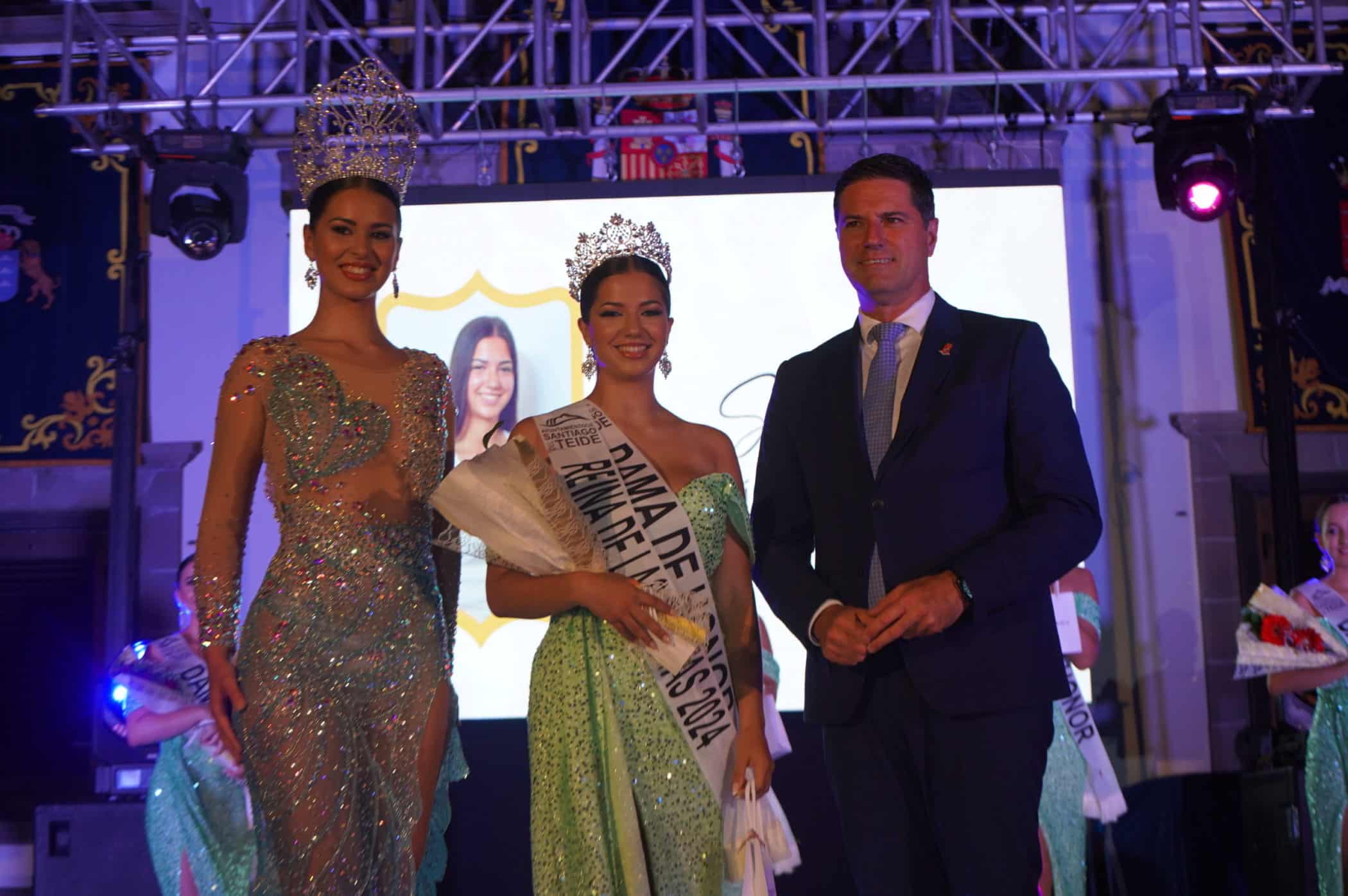 El alcalde junto a la nueva reina y su antecesora