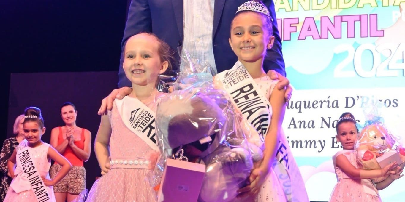 El alcalde junto a la nueva reina y su antecesora