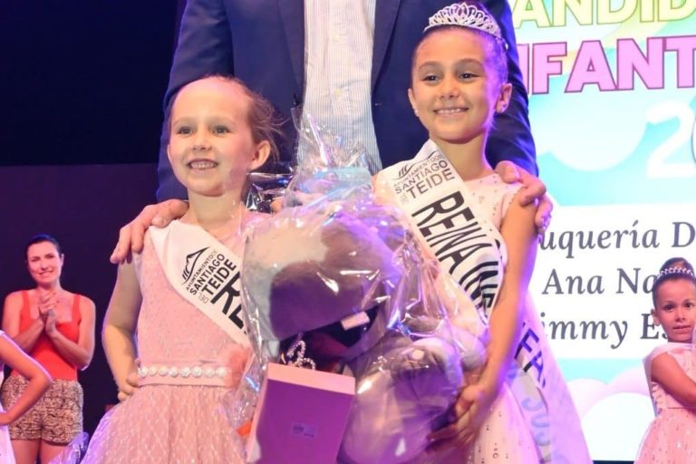 El alcalde junto a la nueva reina y su antecesora