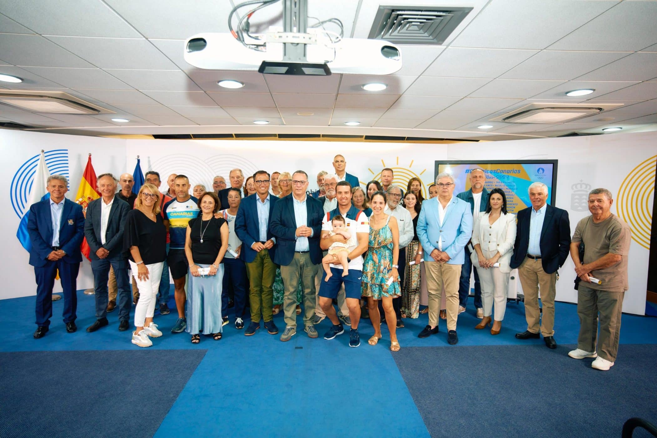 FOTO. Canarias reconoce a sus veinticinco representantes en París 2024 (1 (5)