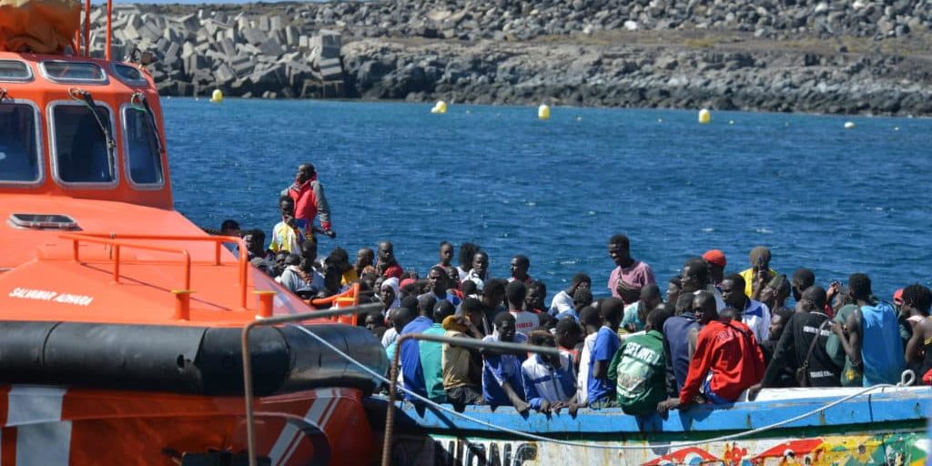 Llega a El Hierro un cayuco con 320 migrantes, el más numeroso desde 1994