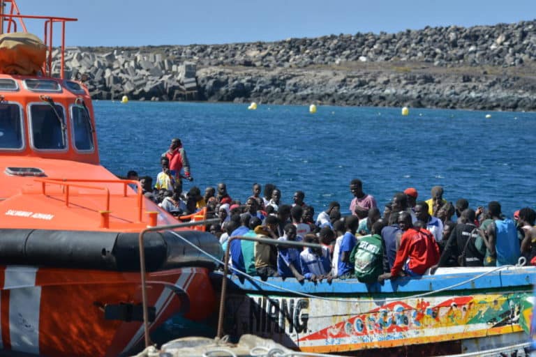 Llega a El Hierro un cayuco con 320 migrantes, el más numeroso desde 1994