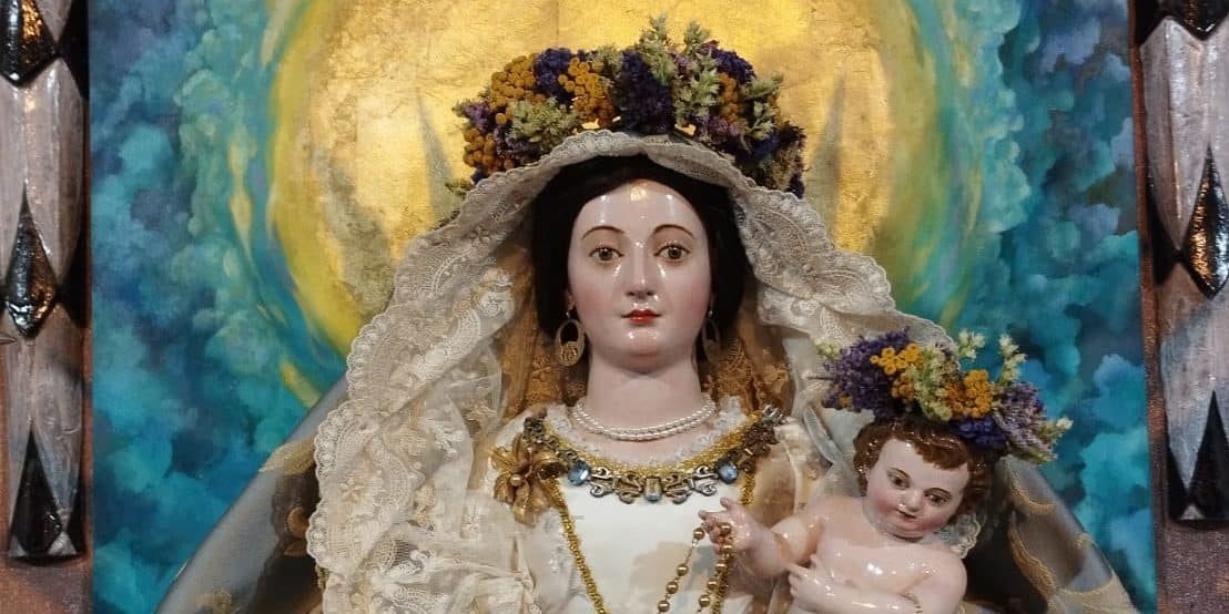 Imagen restaurada coronada de flores
