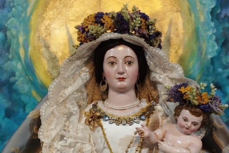 Imagen restaurada coronada de flores