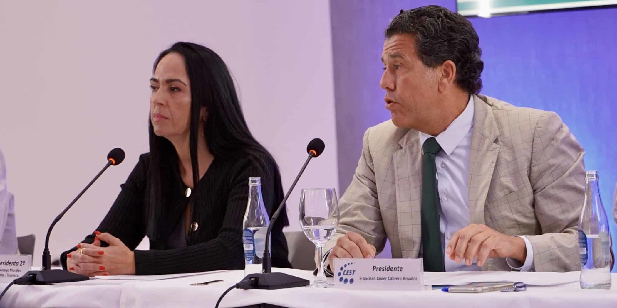 Raquel Arroyo y Javier Cabrera en una asamblea del CEST