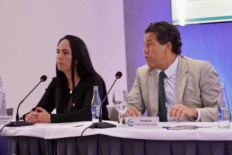 Raquel Arroyo y Javier Cabrera en una asamblea del CEST