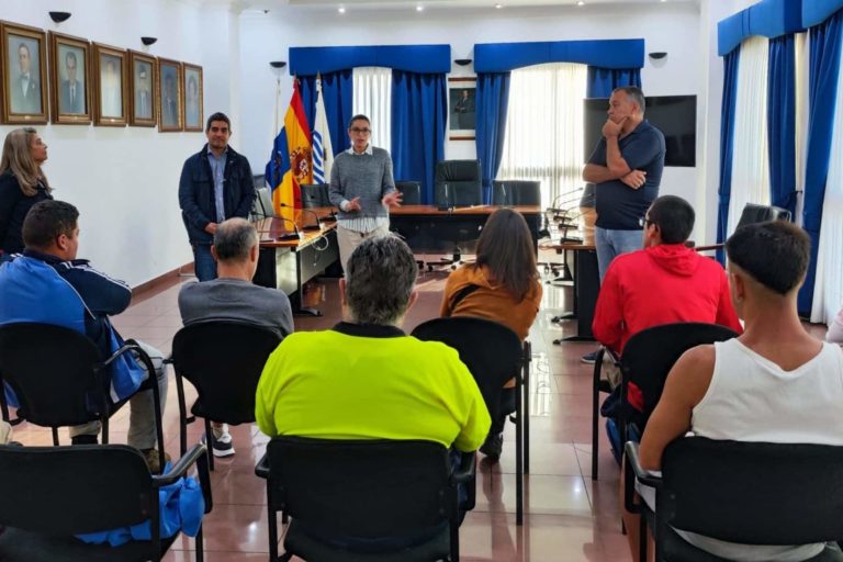 Recibimiento de trabajadores en el Salón de Plenos