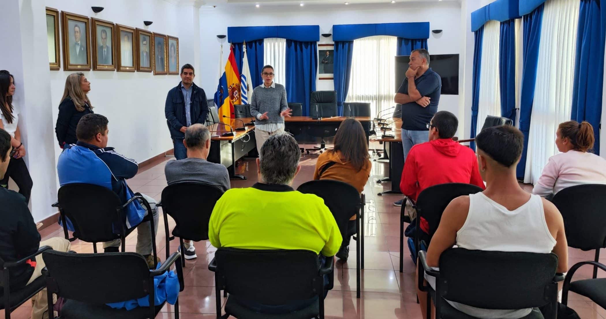 Recibimiento de trabajadores en el Salón de Plenos
