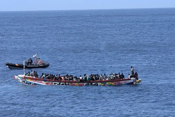 121 migrantes llegan al hierro1 28-8-24