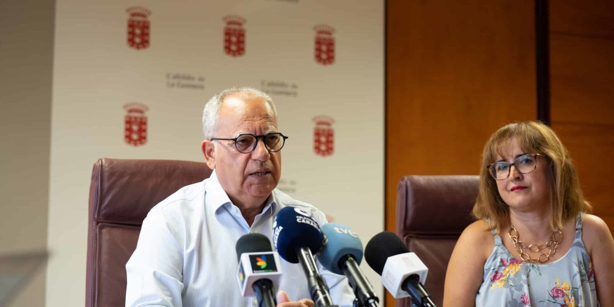 290824 Casimiro Curbelo, presidente del Cabildo, y Rosa Elena García, consejera insular de Educación
