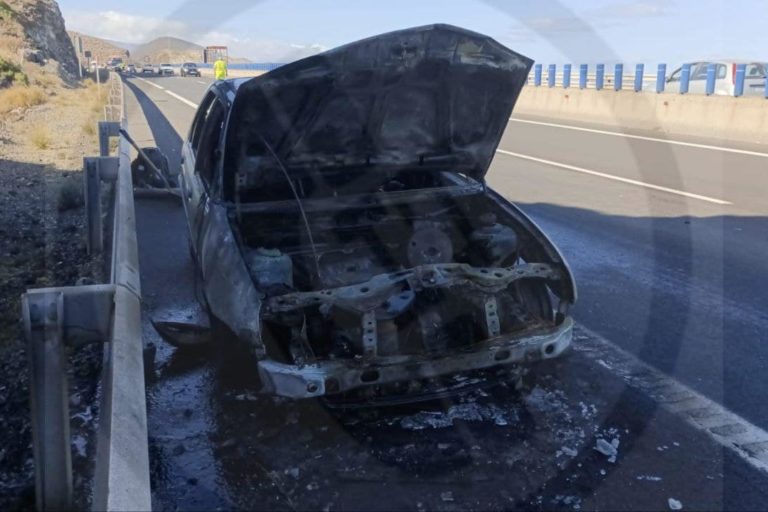COCHE INCENDIADO2 EN LA CALETA 29-8-24