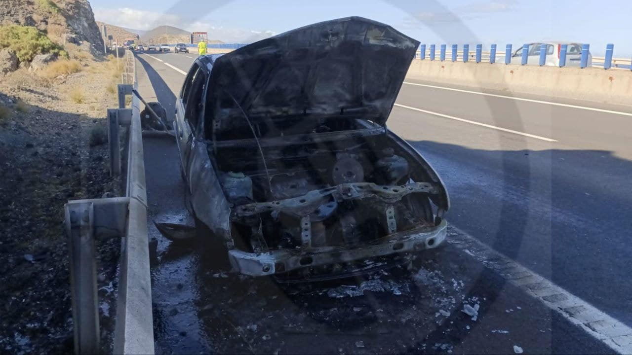 COCHE INCENDIADO2 EN LA CALETA 29-8-24