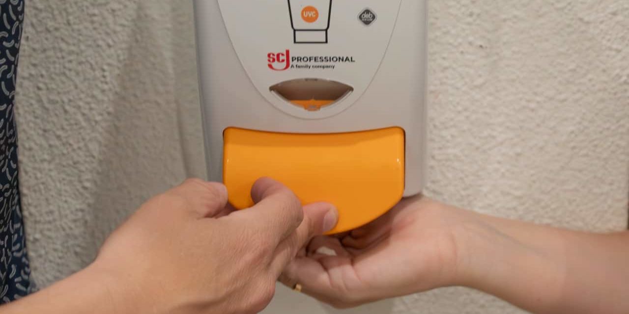 Dispensador crema solar en centros públicos Alcorcón