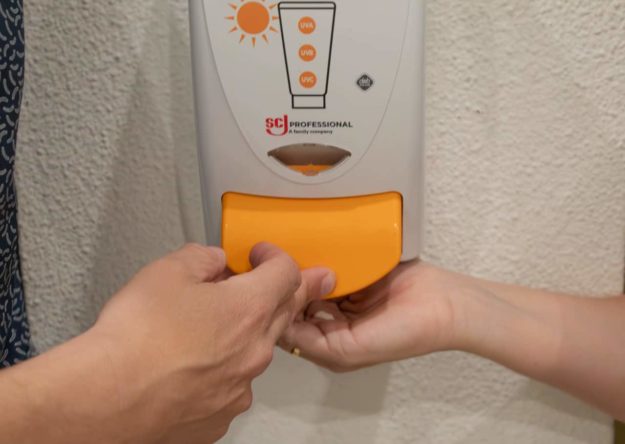 Dispensador crema solar en centros públicos Alcorcón