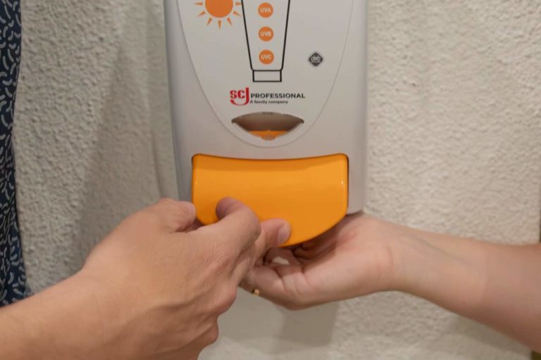 Dispensador crema solar en centros públicos Alcorcón