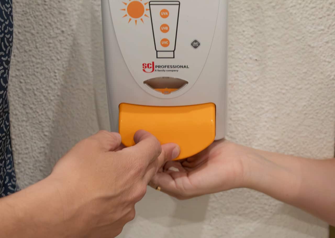 Dispensador crema solar en centros públicos Alcorcón