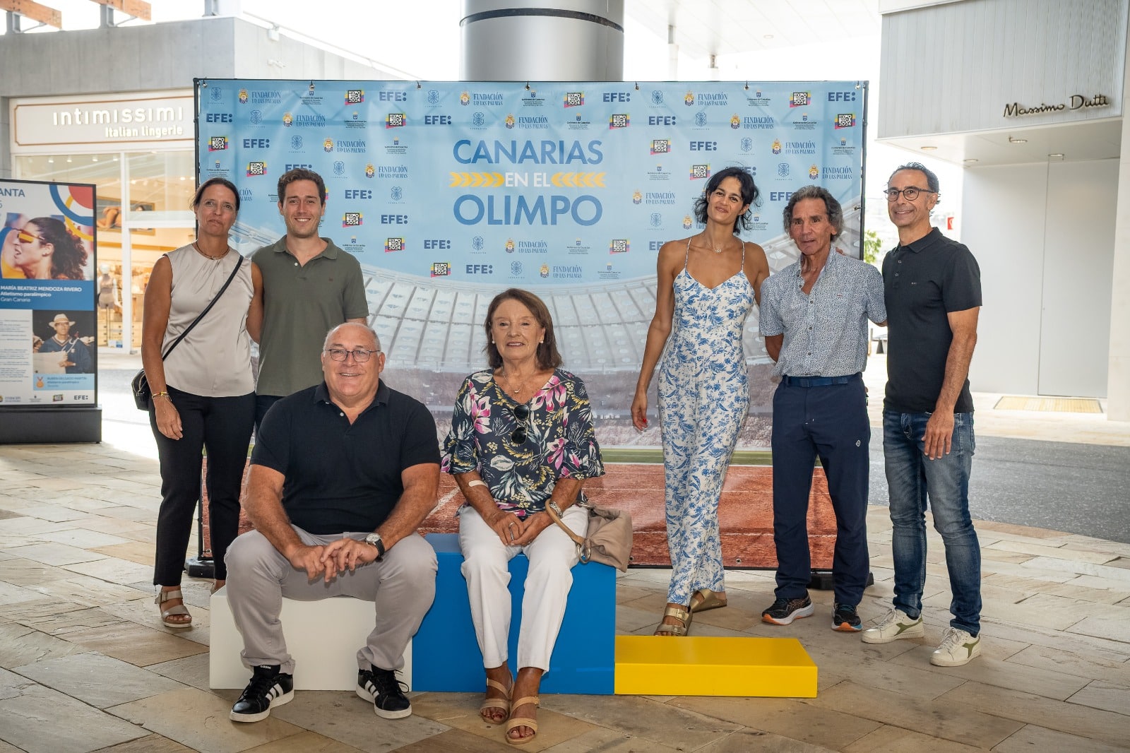 FOTO. Deportistas canarios visitan la exposición Canarias en el Olimpo en el CC Alisios 3
