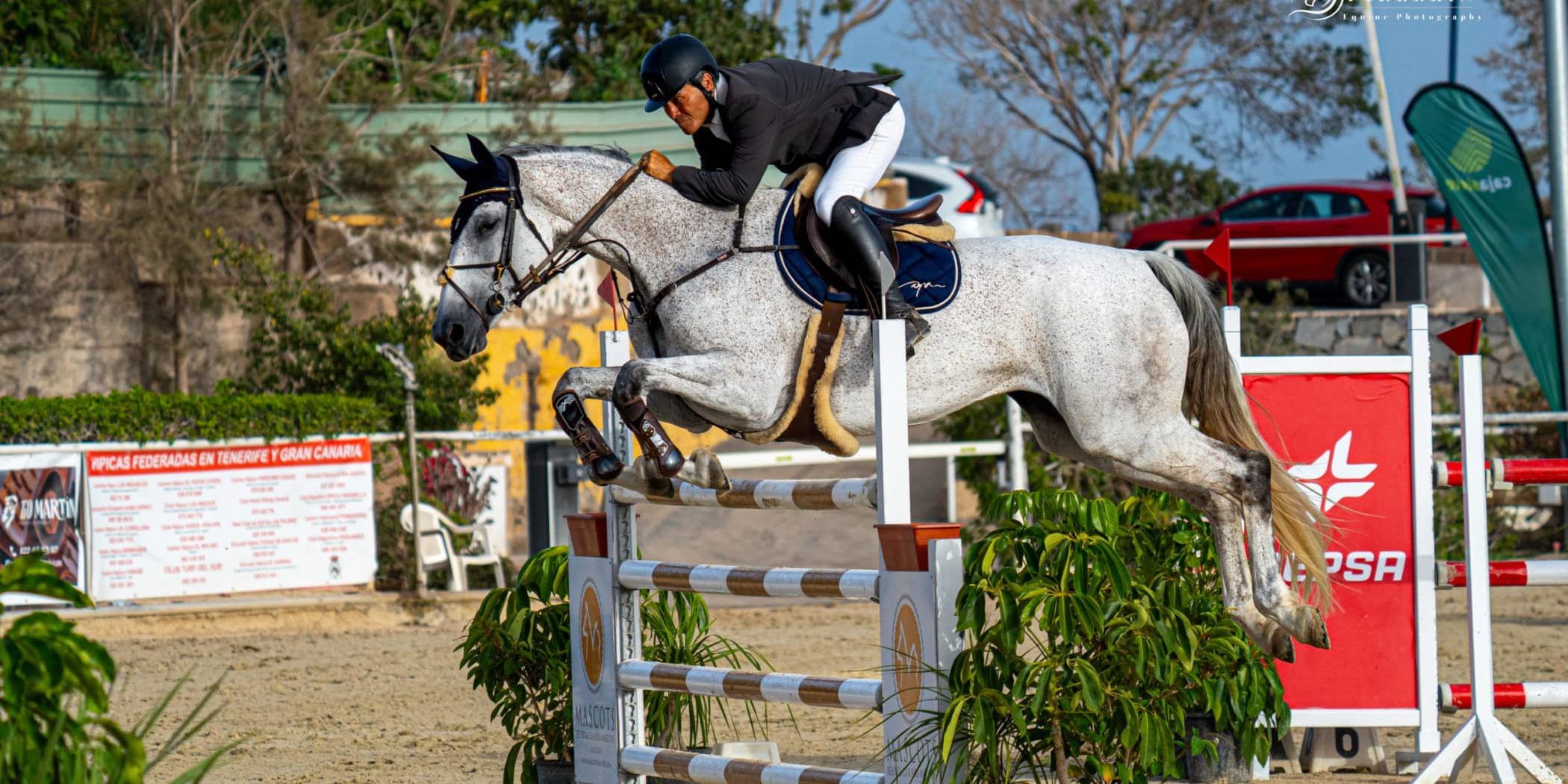 GONZALO CARDONA JUNTO A OIRO EN UNA DE LAS PRUEBAS DEL CAMPEONATO DE CANARIAS DE SALTO DE OBSTACULOS 2024