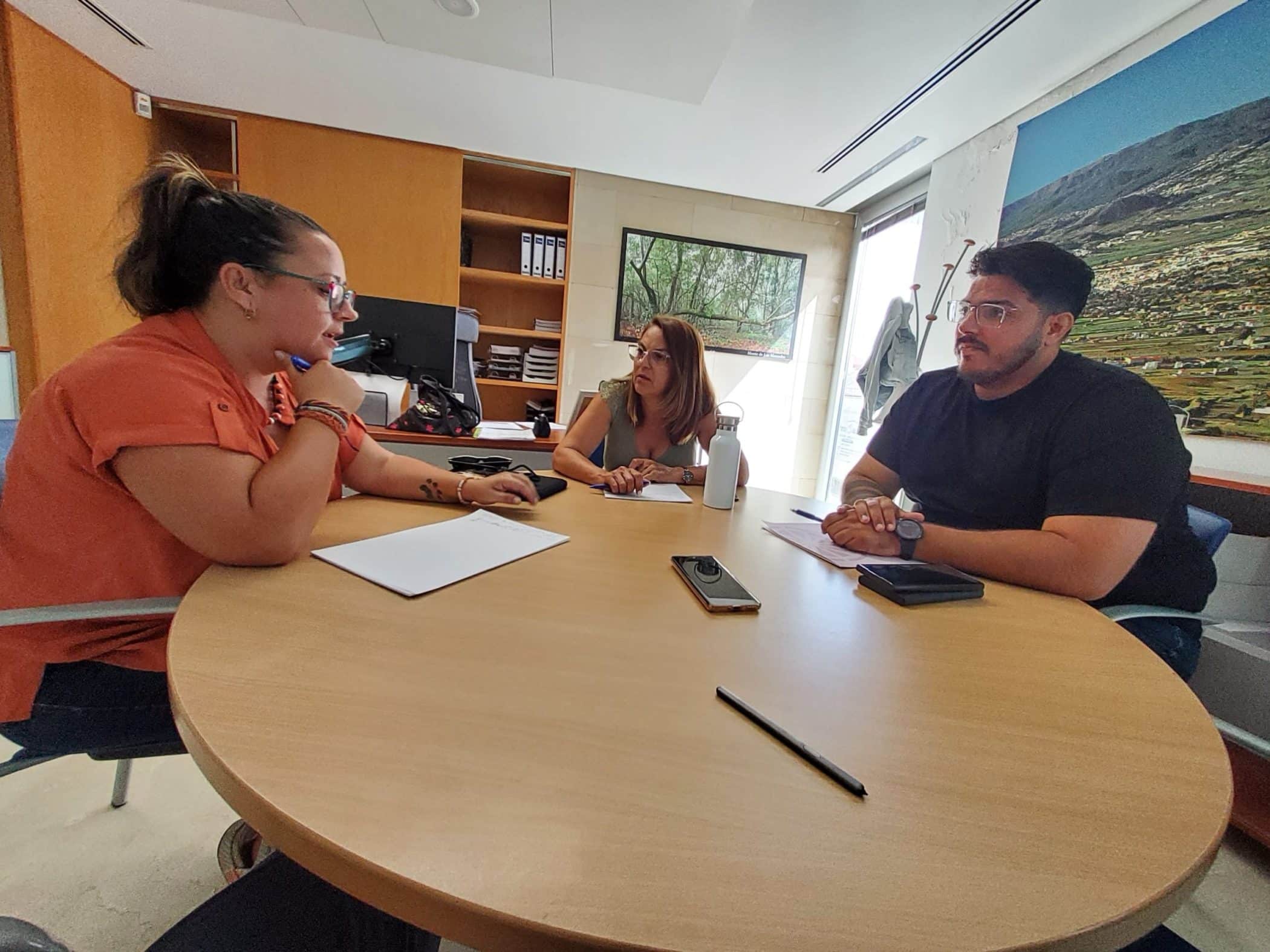 Idaira Afonso, María Cruz y Dailos González en la reunión 2 (1)