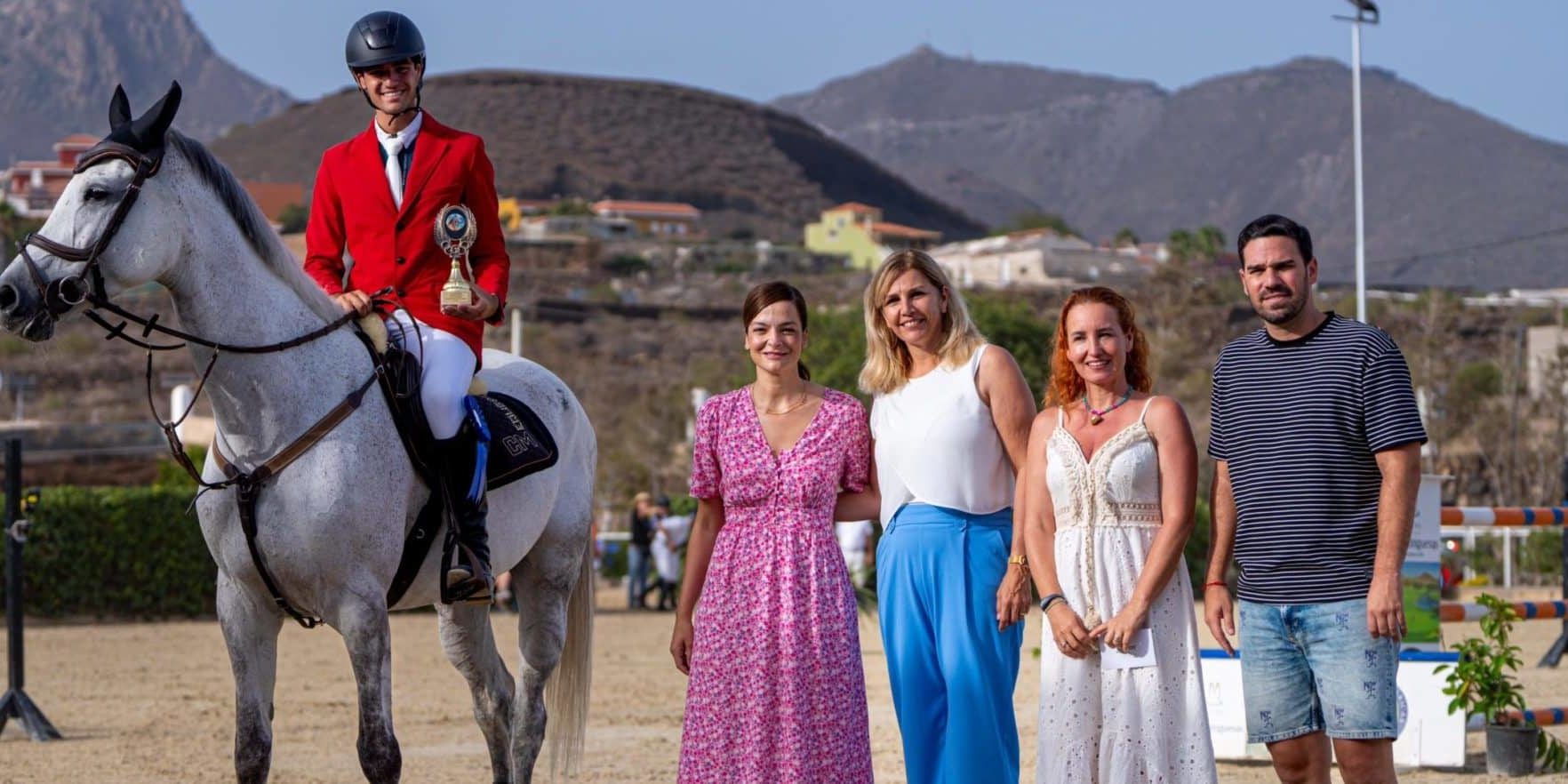 LOIC MOLINA EN LA ENTREGA DE PREMIOS JUNTO A FAěTIM LEMES, YOLANDA MOLINEě, NOEMIě CARRERAS Y LUIS SIERRA – FOTO DE ISA PALLERO