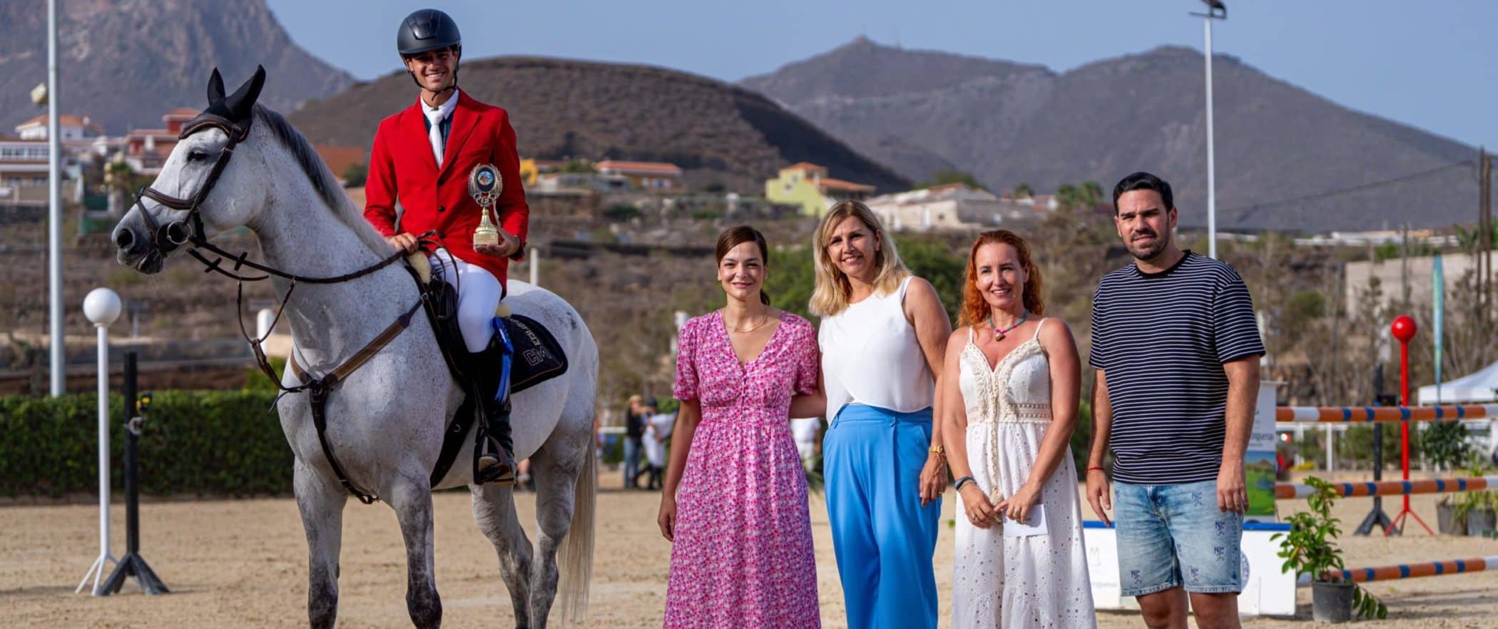 LOIC MOLINA EN LA ENTREGA DE PREMIOS JUNTO A FAěTIM LEMES, YOLANDA MOLINEě, NOEMIě CARRERAS Y LUIS SIERRA – FOTO DE ISA PALLERO