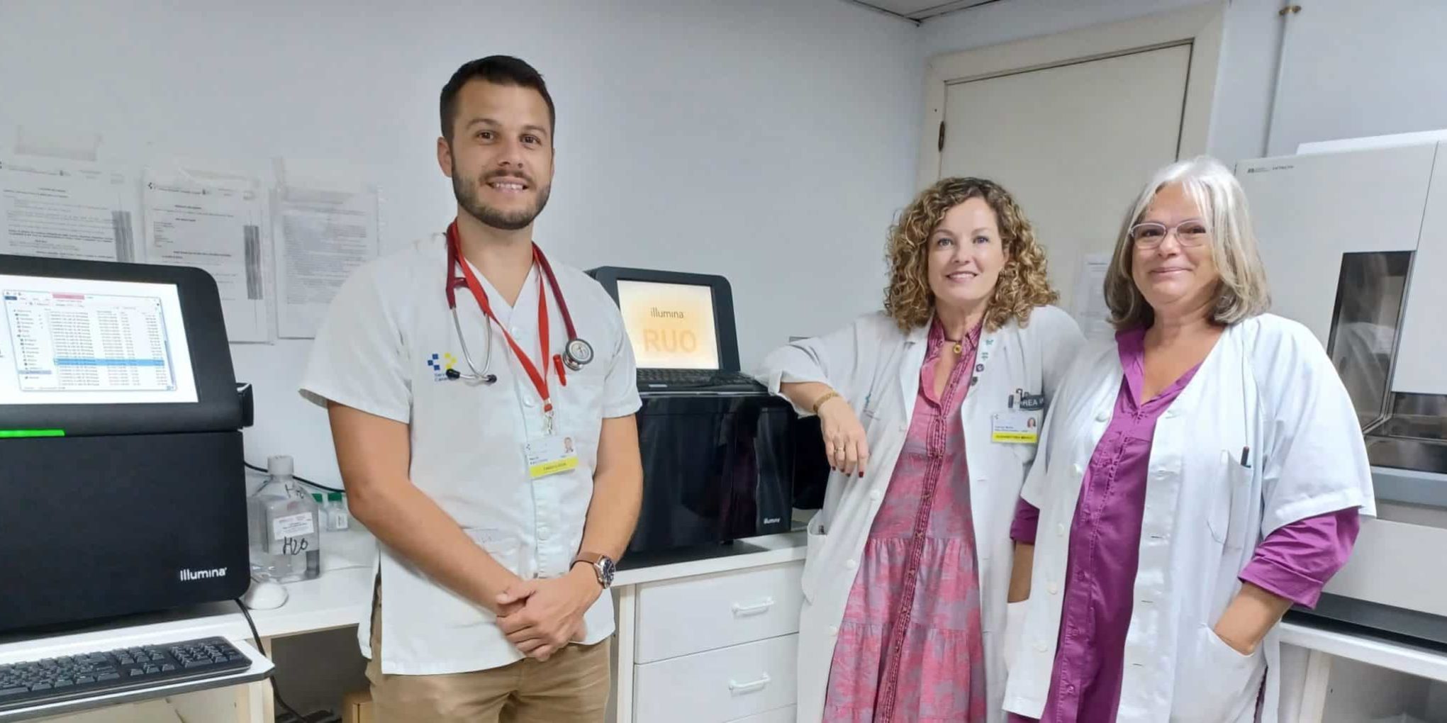 Néstor Baez, Felicitas Díaz-Flores y Antonia Pérez en sala secuenciadores de Genética