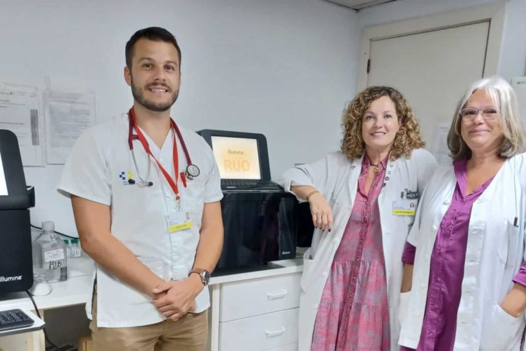 Néstor Baez, Felicitas Díaz-Flores y Antonia Pérez en sala secuenciadores de Genética