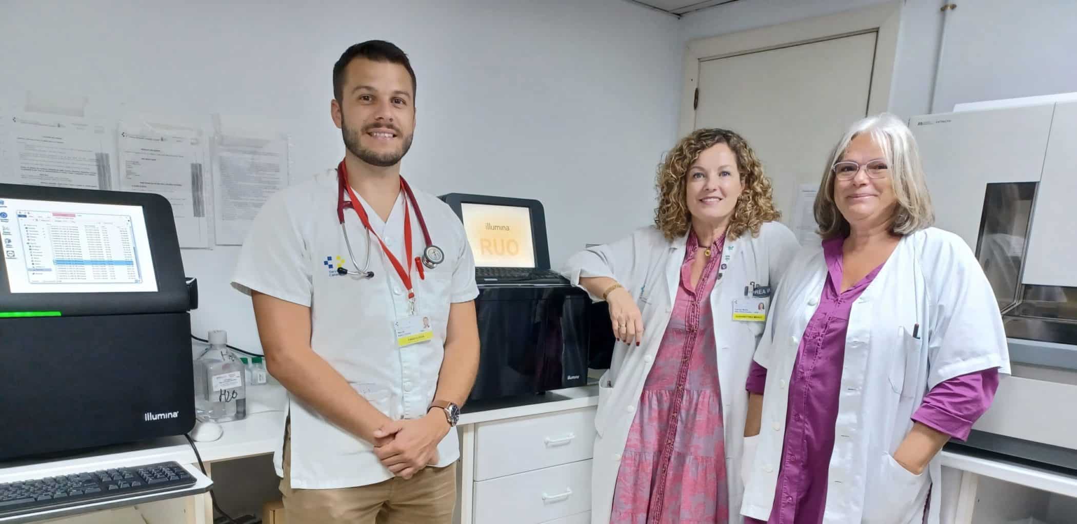 Néstor Baez, Felicitas Díaz-Flores y Antonia Pérez en sala secuenciadores de Genética