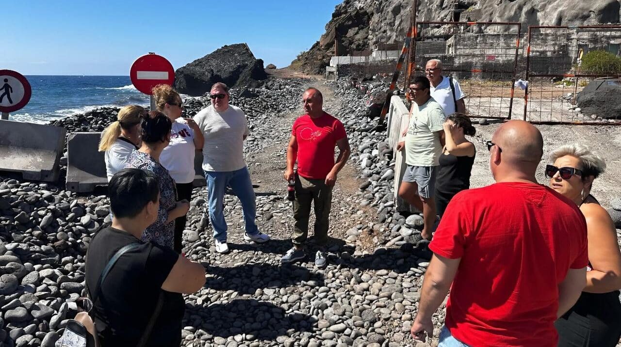 reunión de PP con vecinos afectados, en Las Bajas (1)