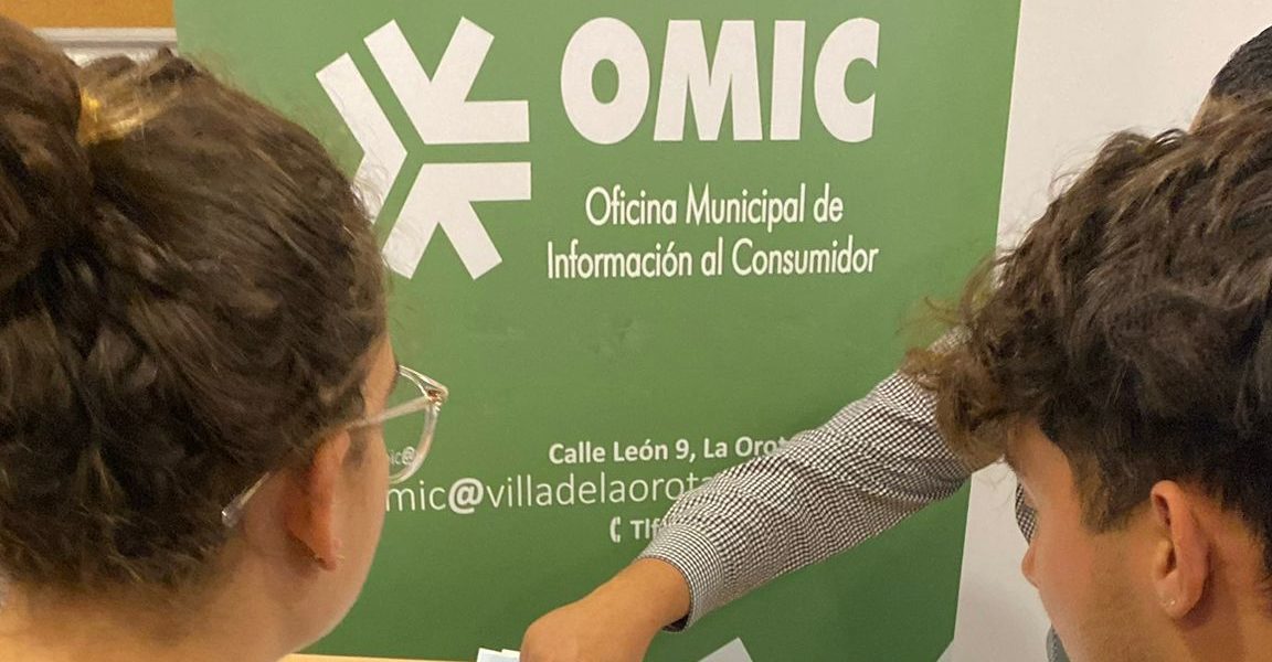 usuarios en oficina turismo cogiendo toalla y folleto 1 vert