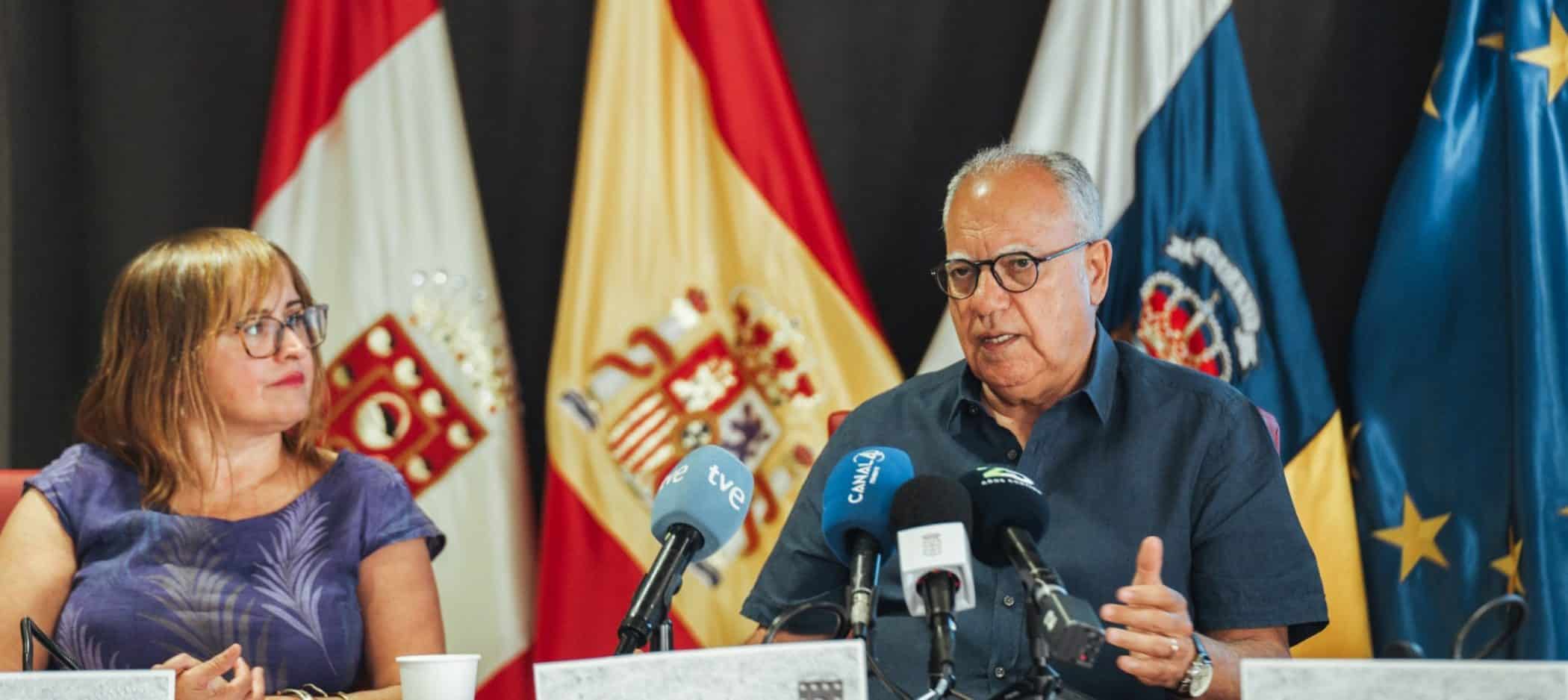 030924 El presidente del Cabildo, Casimiro Curbelo, junto a la consejera insular de Educación, Rosa Elena García