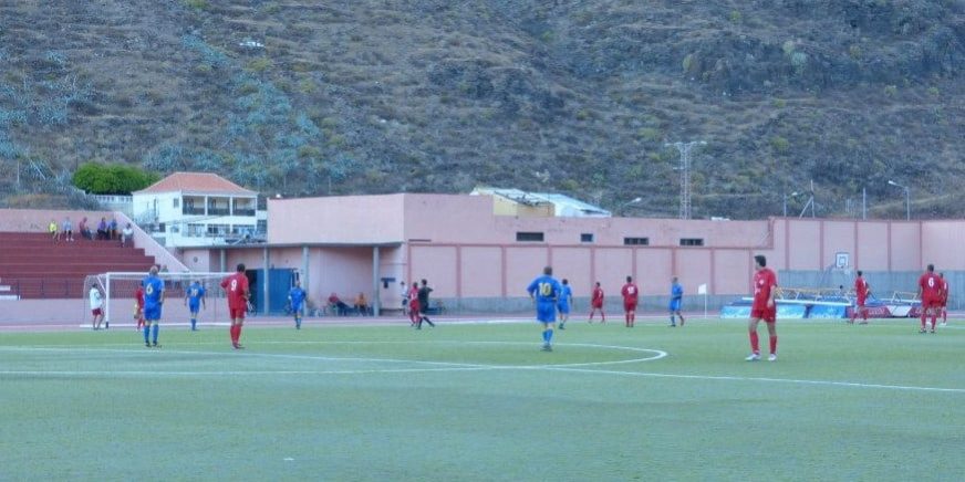 040924 Foto de archivo. Trancurso de un partido de fútbol de veteranos
