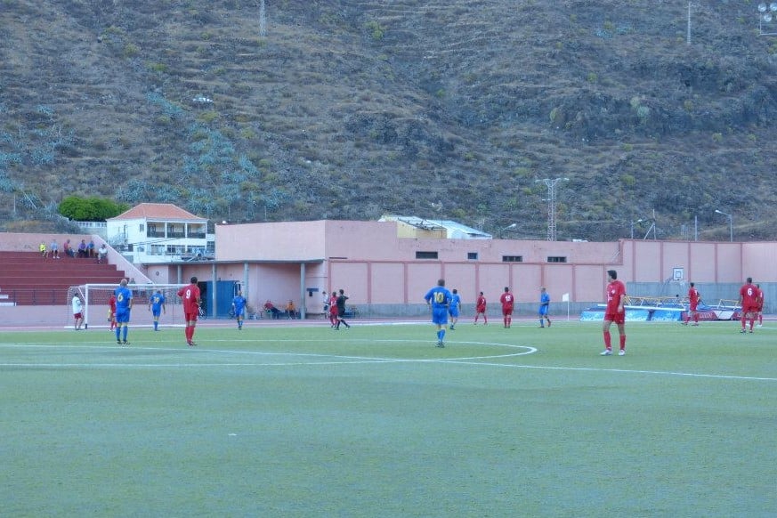040924 Foto de archivo. Trancurso de un partido de fútbol de veteranos