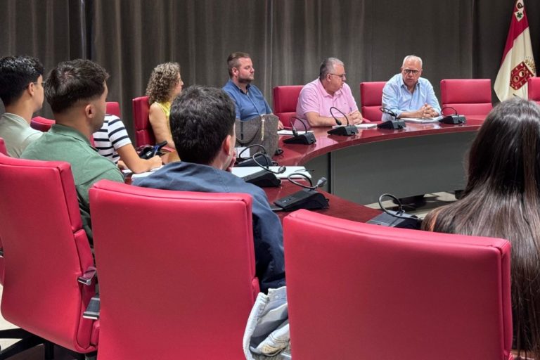 090924 El presidente del Cabildo, Casimiro Curbelo, recibiendo al nuevo equipo técnico para la promoción e impulso del modelo productivo de La Gomera