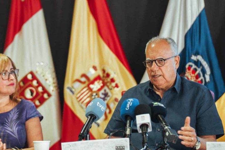 170924-el-presidente-del-cabildo-casimiro-curbelo-junto-a-la-consejera-insular