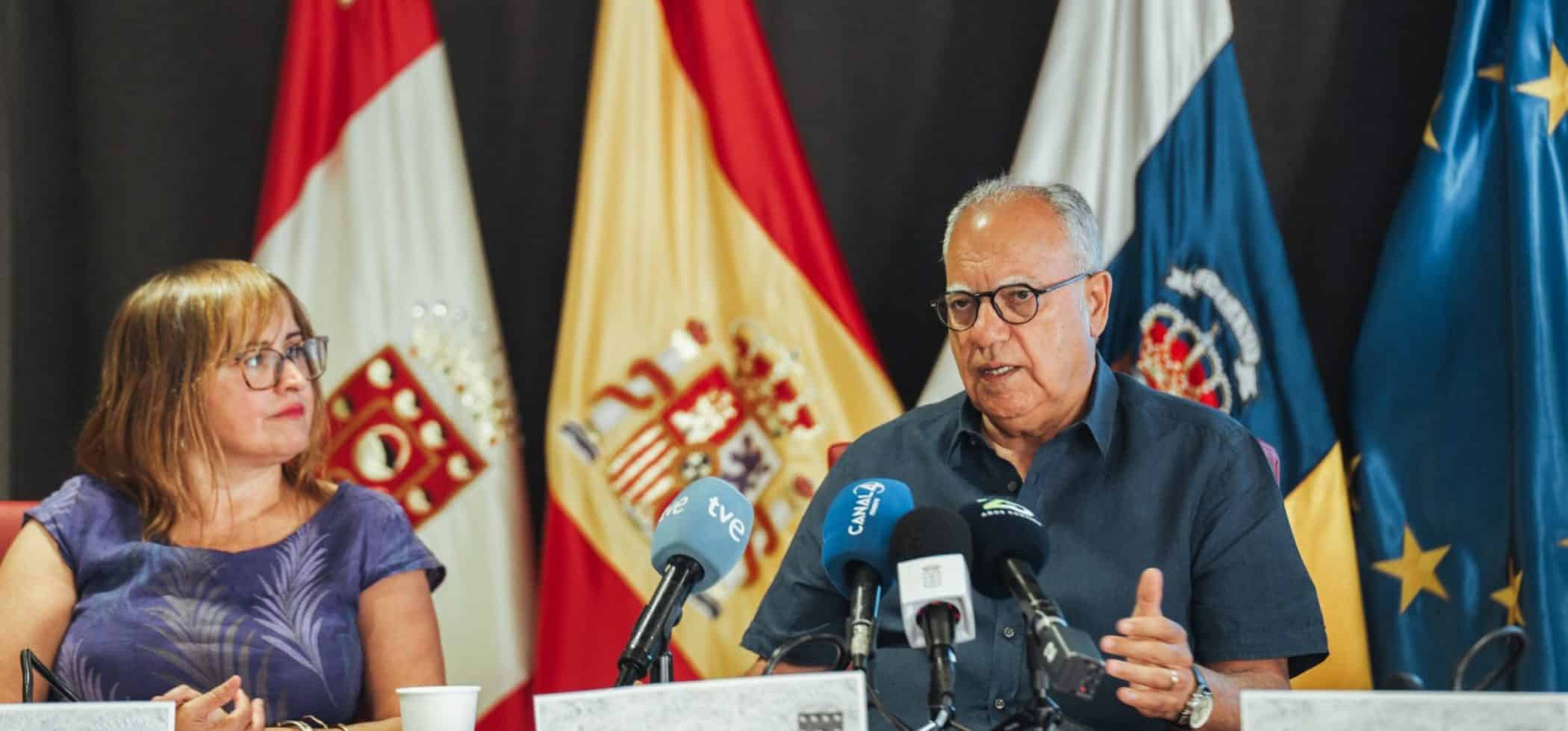 170924-el-presidente-del-cabildo-casimiro-curbelo-junto-a-la-consejera-insular