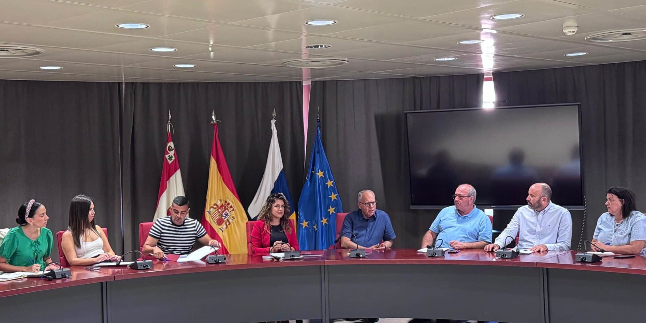 260924 El presidente, Casimiro Curbelo, junto a la consejera de Comercio, Maria Isabel Méndez, y los concejales y concejalas del área en los municipios de la isla