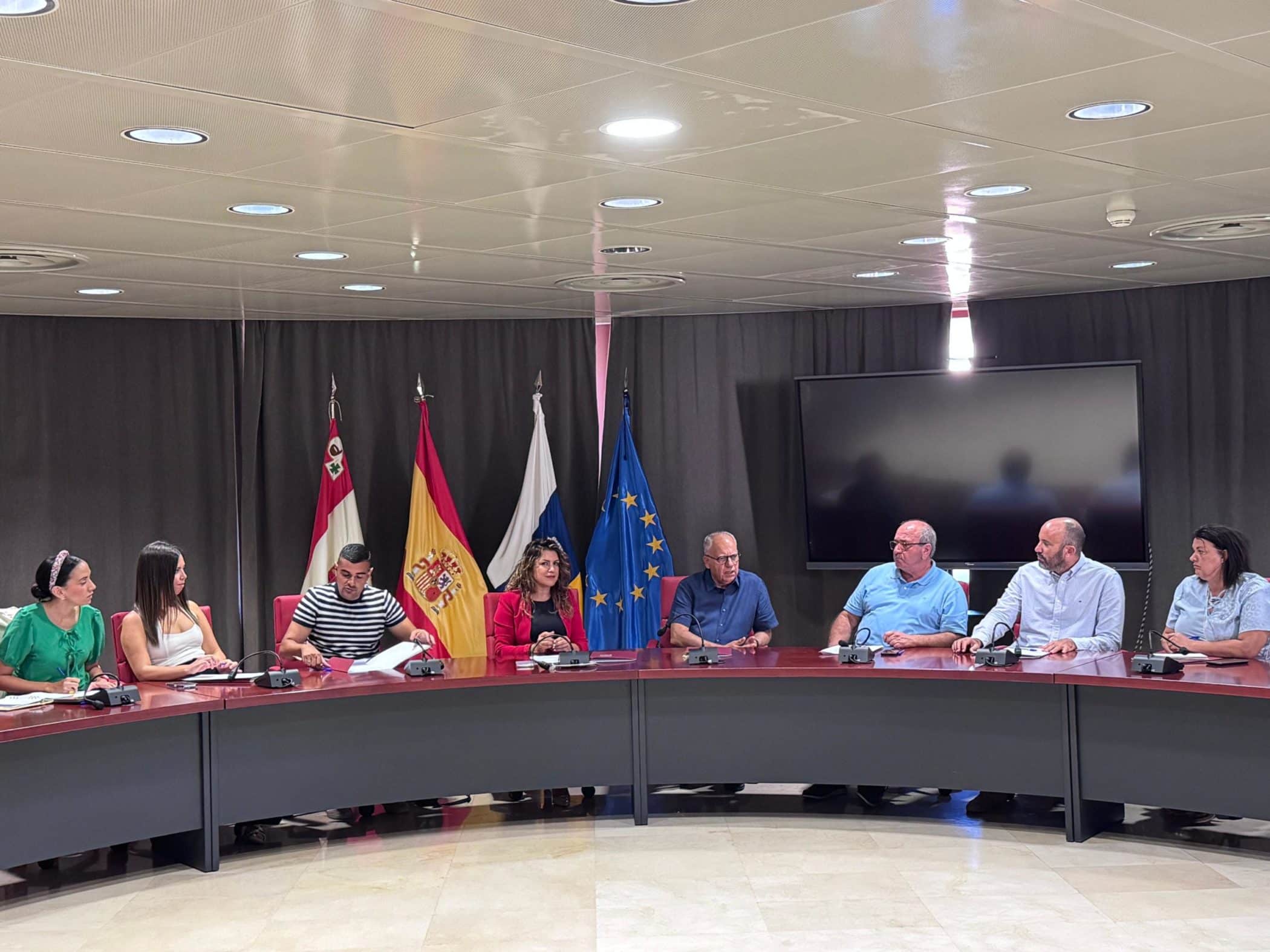 260924 El presidente, Casimiro Curbelo, junto a la consejera de Comercio, Maria Isabel Méndez, y los concejales y concejalas del área en los municipios de la isla