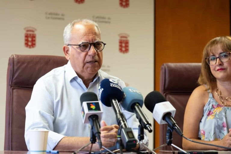 300924-casimiro-curbelo-presidente-del-cabildo-y-rosa-elena-garcia-consejera