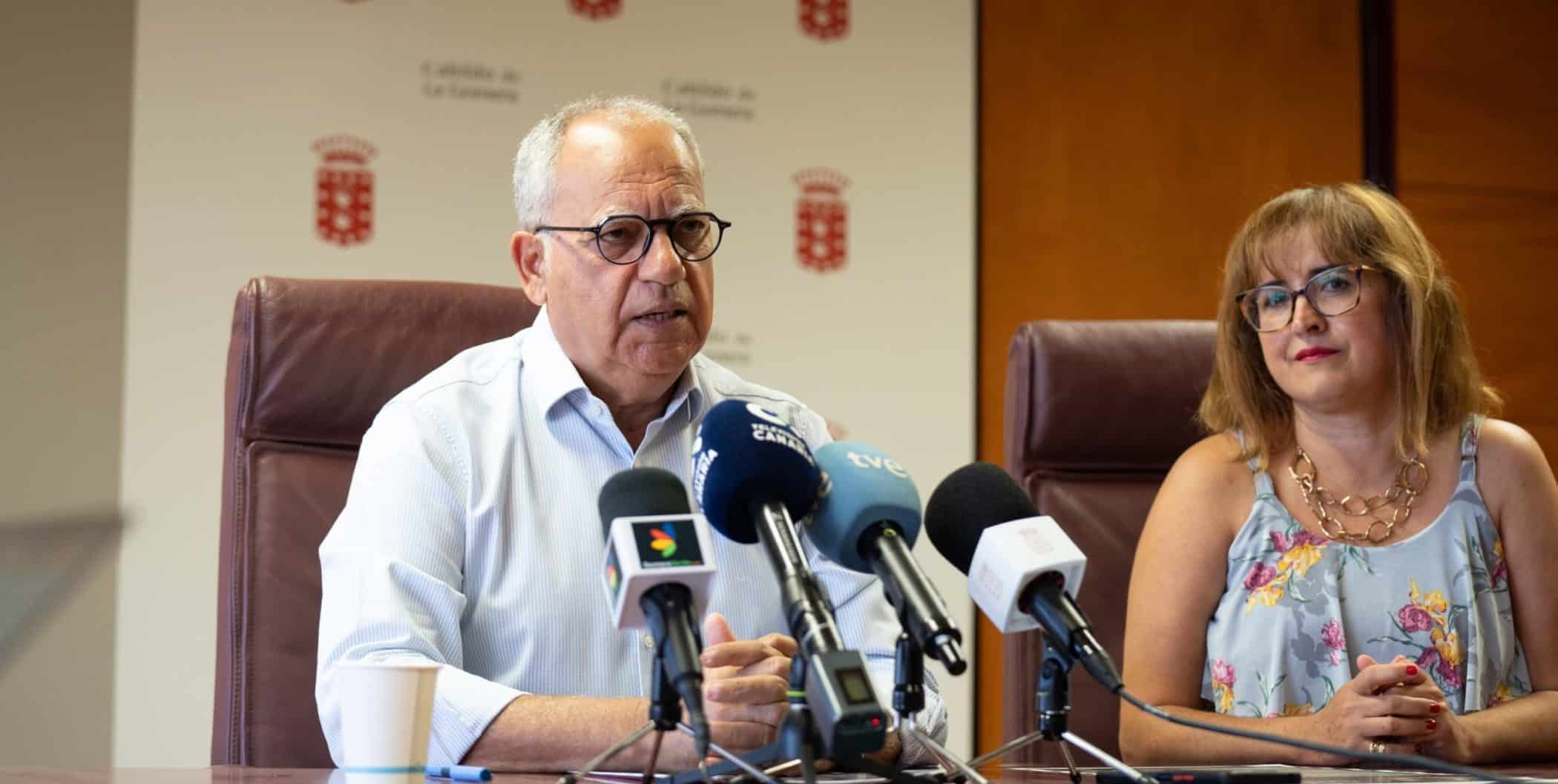 300924-casimiro-curbelo-presidente-del-cabildo-y-rosa-elena-garcia-consejera