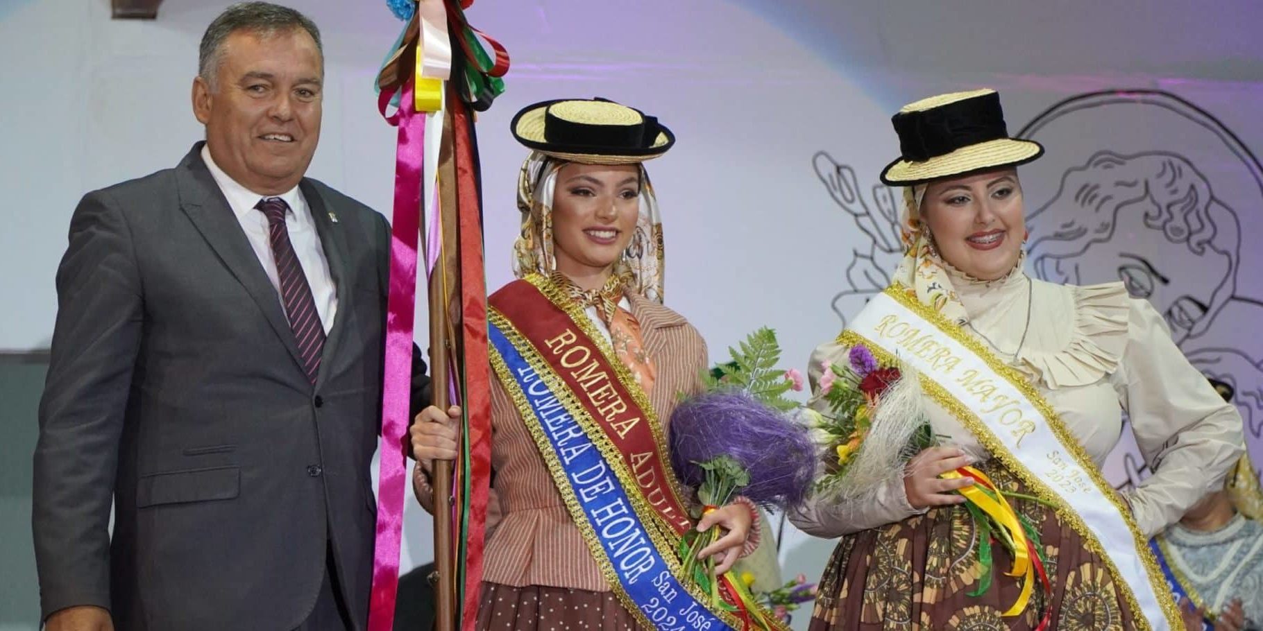 El alcalde junto a la Romera Adulta y Romera Adulta 2023