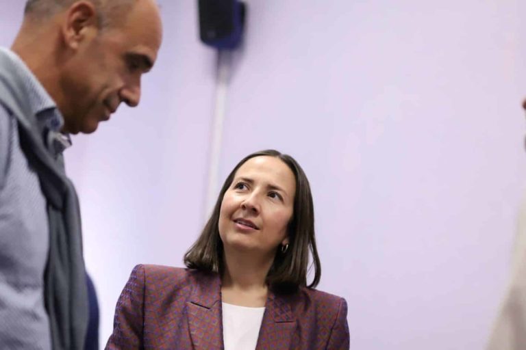 FOTO. Imagen de archivo. Lorena Hernández durante una reunión de la Comisión de Deportes y Juegos Autóctonos y Tradicionales