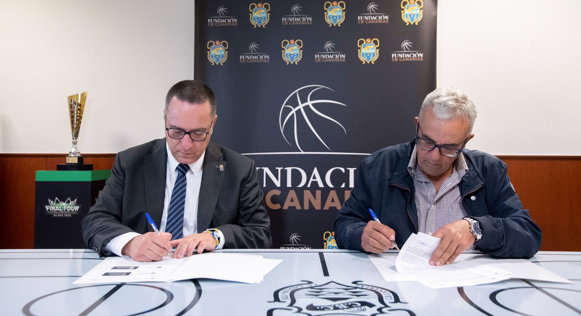 FOTO. Imágenes de la visita de Poli Suárez y José Francisco Pérez a las instalaciones del CB Canarias para firma de acuerdo de colaboración (4)