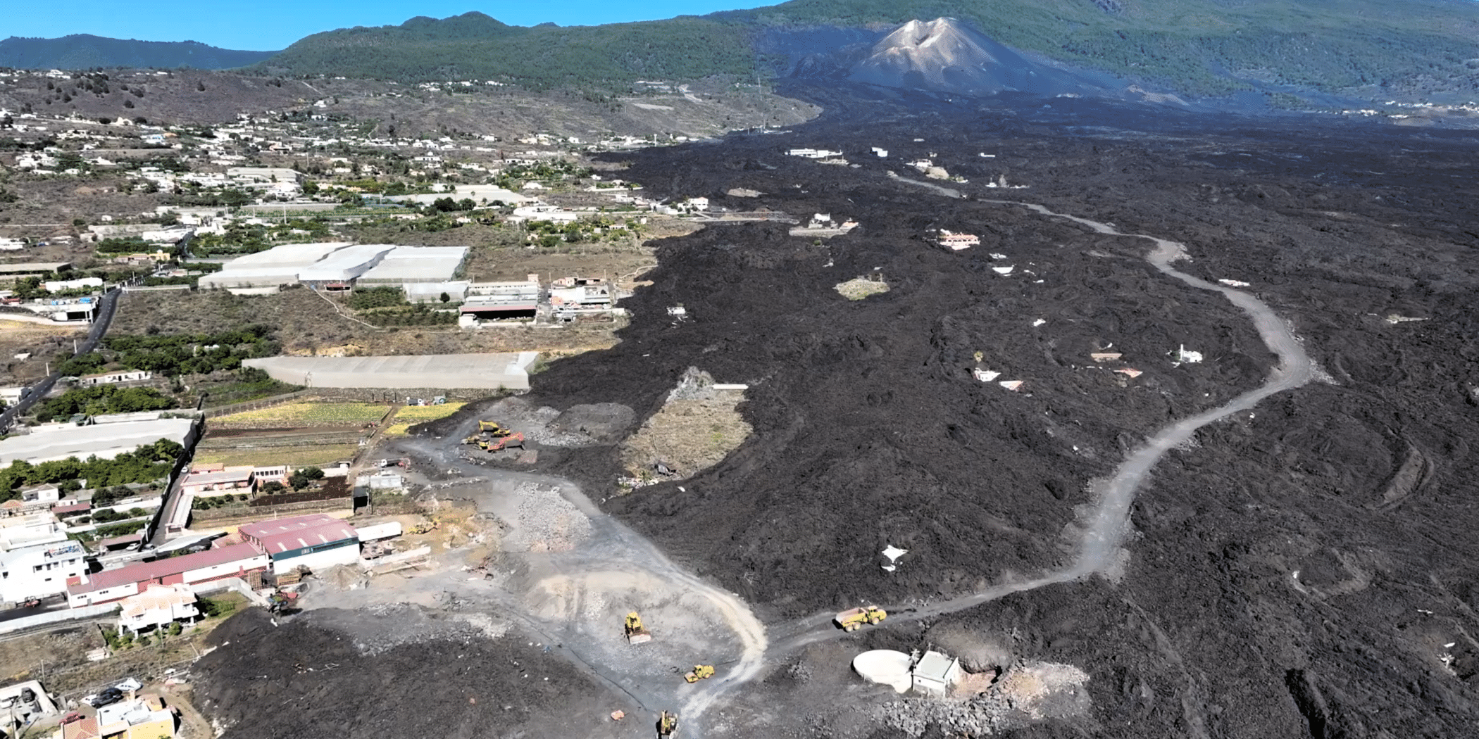 Imagen del volcán y parte de la zona afectada. LOVE THE WORLD