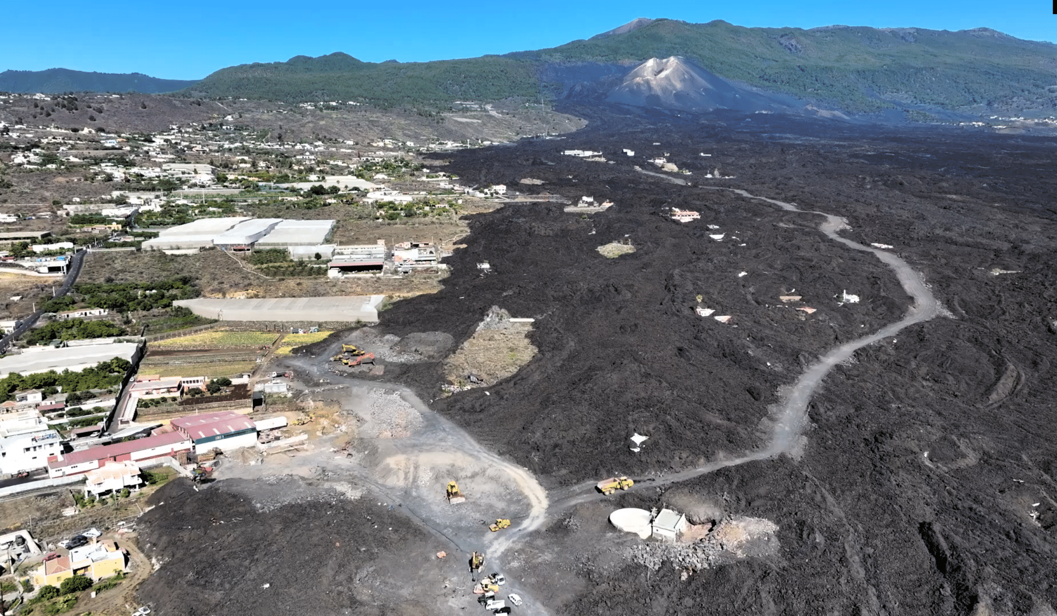 Imagen del volcán y parte de la zona afectada. LOVE THE WORLD