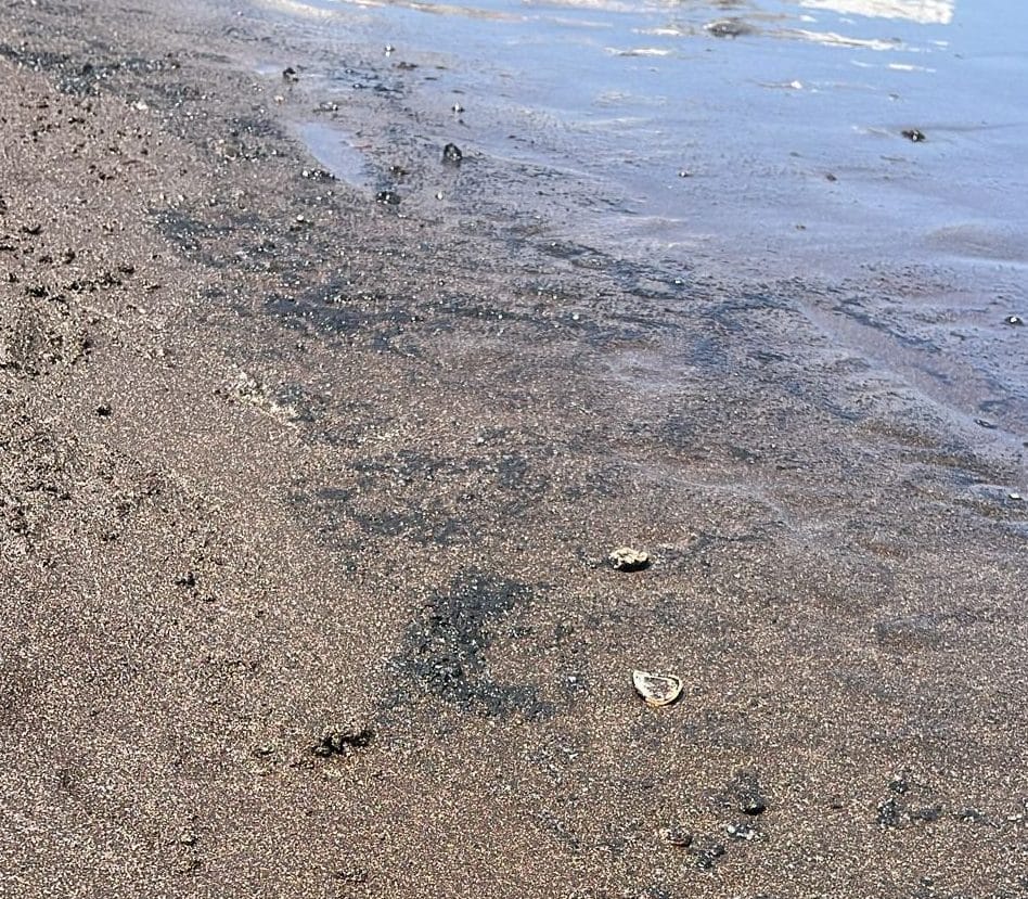 MANCHA DE COMBUSTIBLE EN UNA PLAYA DE GRAN CANARIA 10-9-24