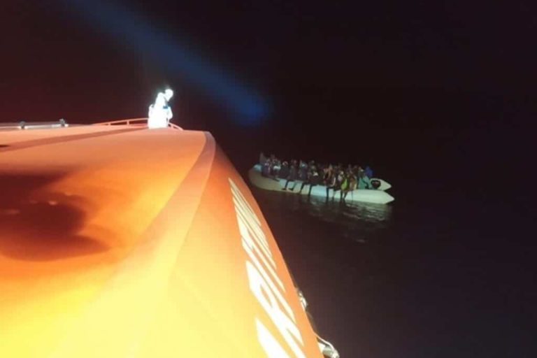 Sucesos.- Llegan otras cuatro embarcaciones con 217 migrantes irregulares a Tenerife y Lanzarote